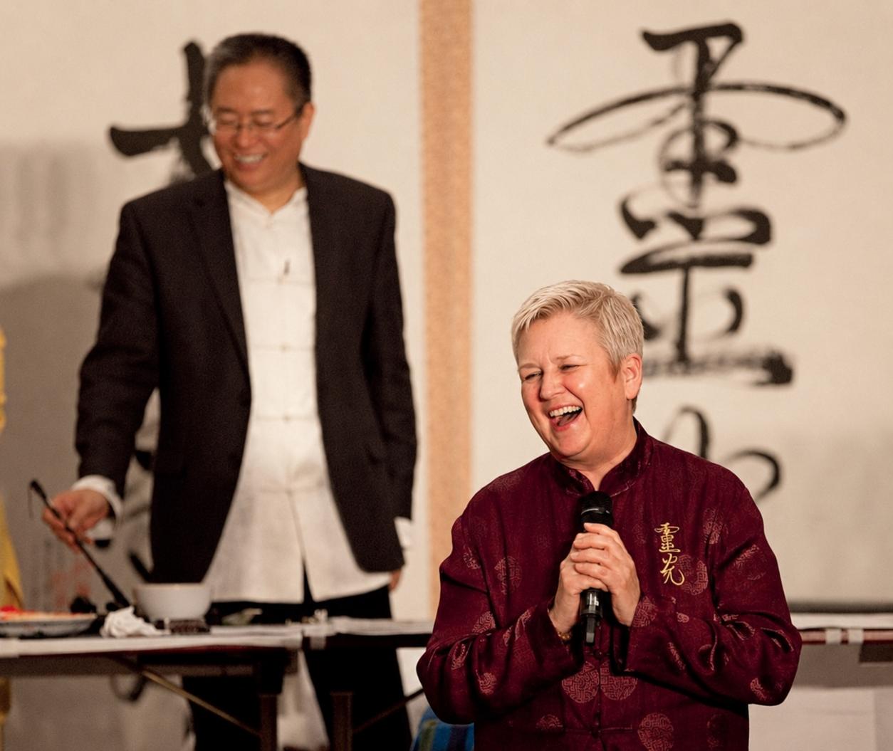 Kirsten Ernst mit Master Zhi Gang Sha während einer Tao-Zeremonie